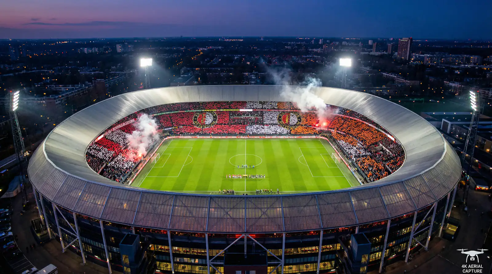Luchtfoto van een modern Nederlands voetbalstadion gevuld met supporters tijdens een topwedstrijd
