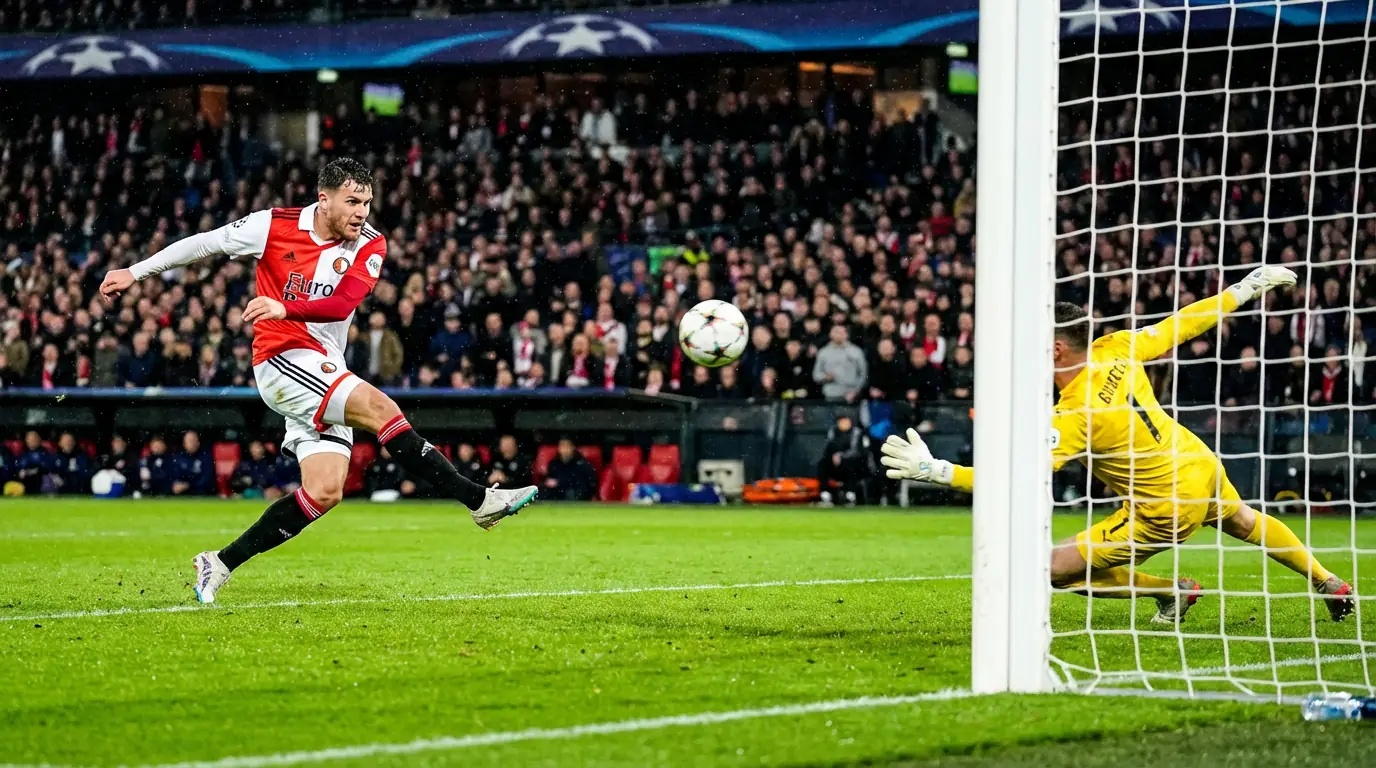 Aanvaller in actie schiet op doel tijdens een Eredivisie wedstrijd met keeper die duikt
